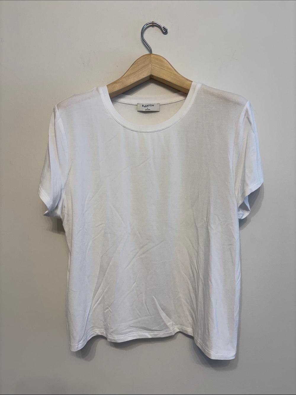Aritzia babaton white everyday soft short sleeve sz l large preloved